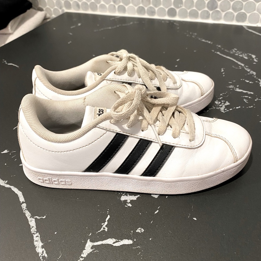 Boy’s Adidas classic sneakers size 2 EUC